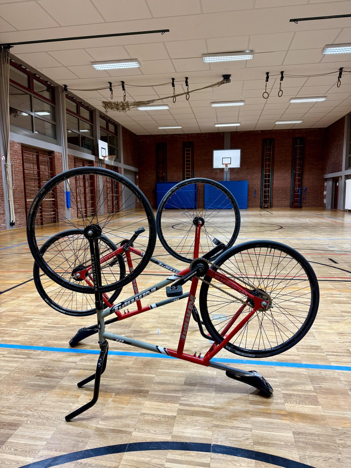 Zwei Radball-Räder stehen in der Sporthalle der Grundschule Fürstätt